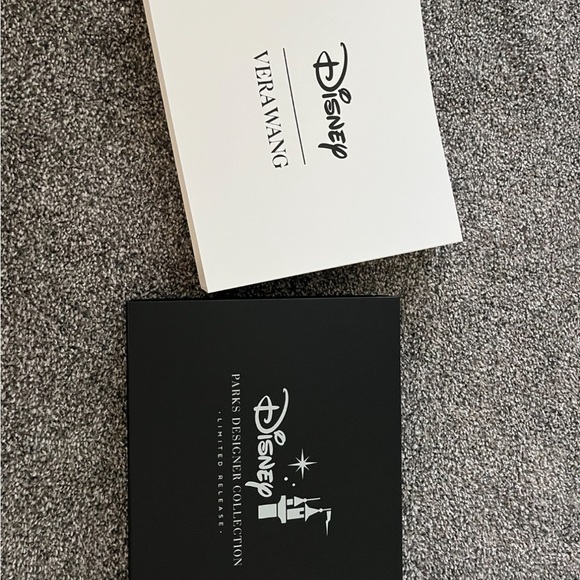 Vera Wang Disney Designer Collection - Picture 3 of 5